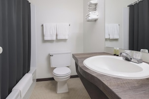 Habitación, 2 camas dobles | Baño | Artículos de higiene personal gratuitos y toallas