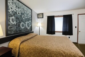 Desk, iron/ironing board, WiFi (free), bed sheets - Hotel O Oskaloosa Near Eddyville (Oskaloosa)