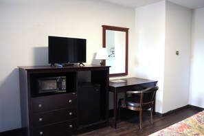 Quarto, 1 cama Queen | Escrivaninha, ferros/tábuas de passar roupa, Wi-Fi de cortesia