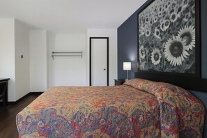 Room, 1 Queen Bed | Desk, iron/ironing board, WiFi (free), bed sheets - Hotel O Oskaloosa Near Eddyville (Oskaloosa)