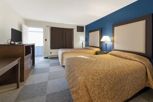 Habitación, 2 camas de matrimonio | Escritorio, tabla de planchar con plancha, wifi gratis y ropa de cama