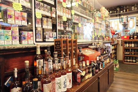 Bar (on property). Hotel O Oskaloosa Near Eddyville