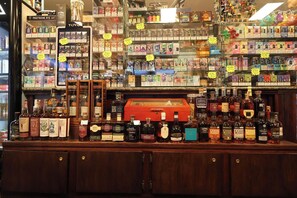 Bar (on property) - Hotel O Oskaloosa Near Eddyville (Oskaloosa)