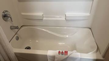 Suite, plusieurs lits, non-fumeurs (Efficiency) | Salle de bain | SĂšche-cheveux, serviettes fournies