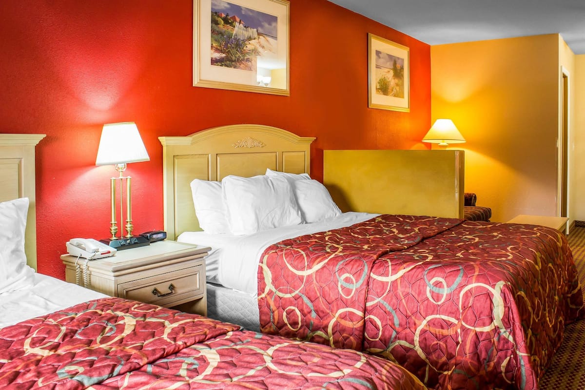 Chambre, 2 grands lits, accessible aux personnes à mobilité réduite, non-fumeurs | Bureau, Wi-Fi gratuit, draps fournis, réveils