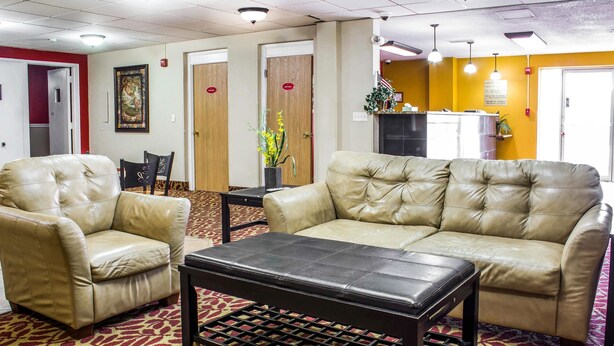 A hotel lobby with leather sofas, a coffee table, and a patterned carpet. - Econo Lodge Inn & Suites Walnut (Walnut)