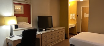 Econo Lodge Inn & Suites