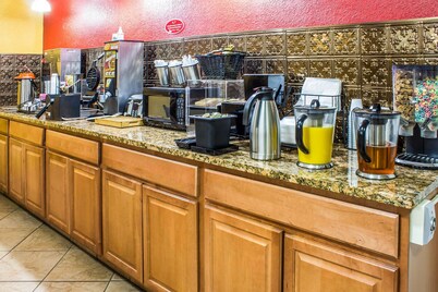 Econo Lodge Inn & Suites