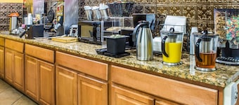 Econo Lodge Inn & Suites