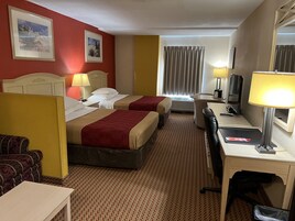 Suite, varias camas, no fumadores (Efficiency) | Escritorio, wifi gratis, despertador y ropa de cama