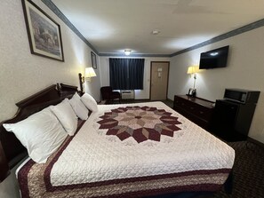 Standard Room, 1 King Bed | Desk, free WiFi, bed sheets