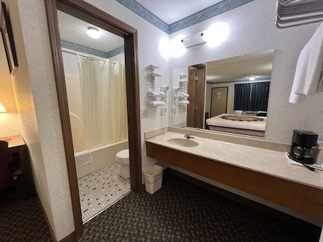 Standard Room, 1 King Bed | Desk, free WiFi, bed sheets. Americas Inn