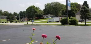 Property entrance - Americas Inn (Bardstown)