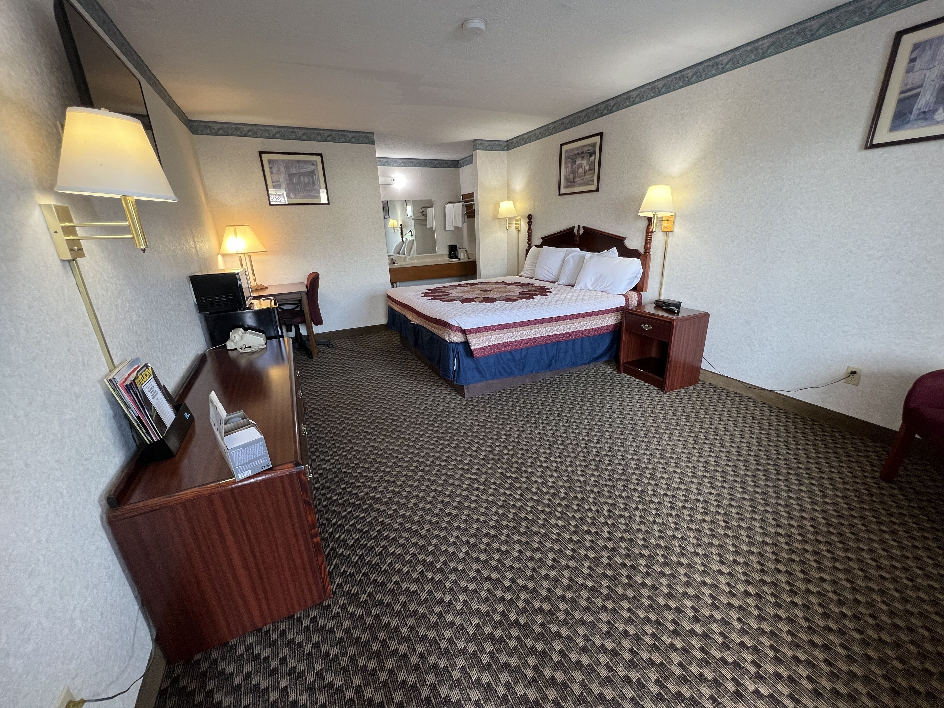 Standard Room, 1 King Bed | Desk, free WiFi, bed sheets