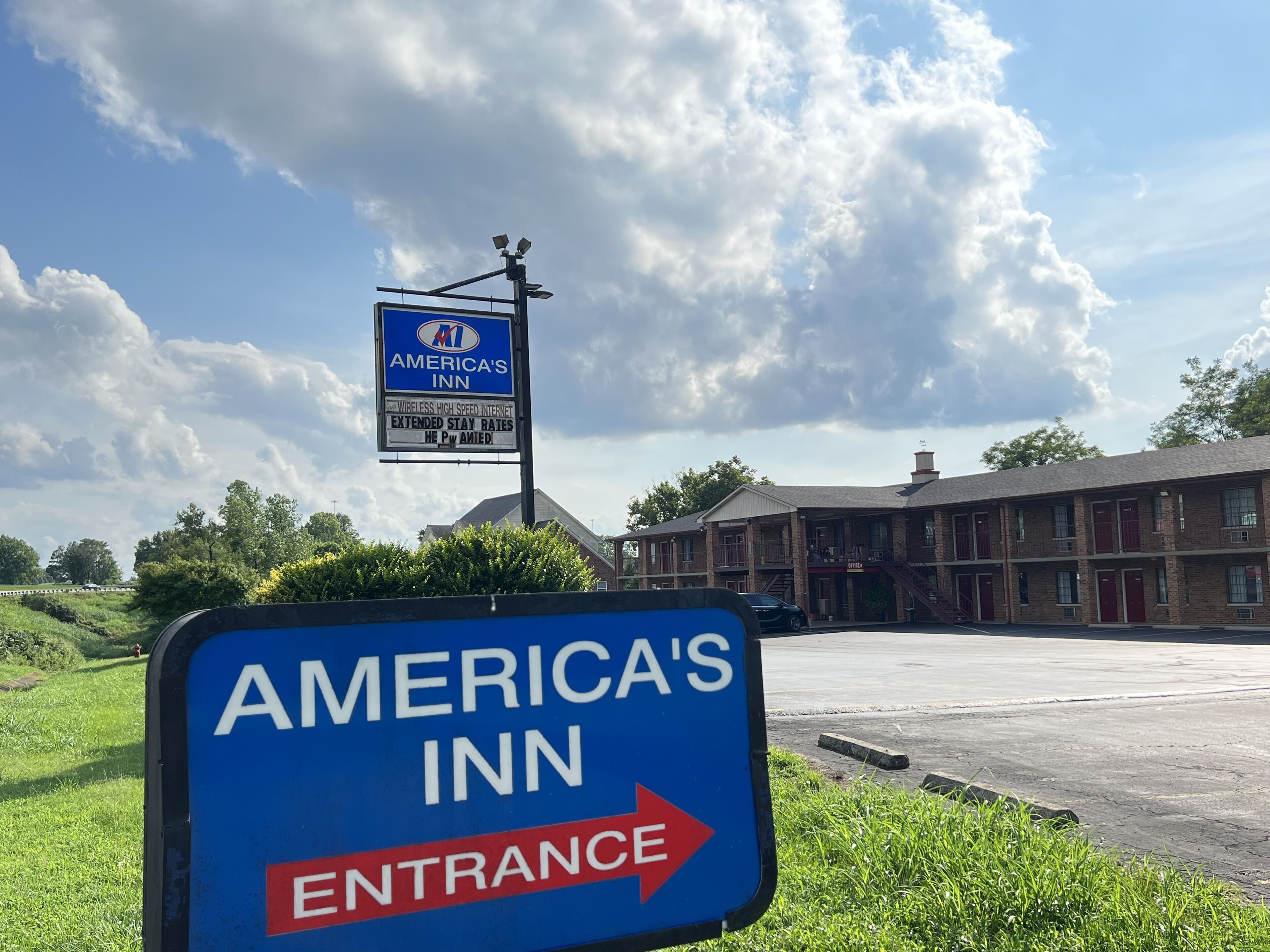 A sign for America's Inn with an entrance arrow.