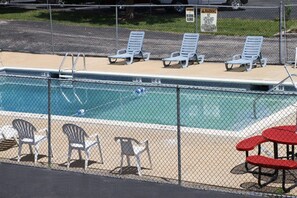 Outdoor pool - Americas Best Inn - Eureka (Eureka)