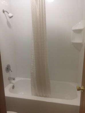 Combined shower/bathtub, towels - Americas Best Inn - Eureka (Eureka)