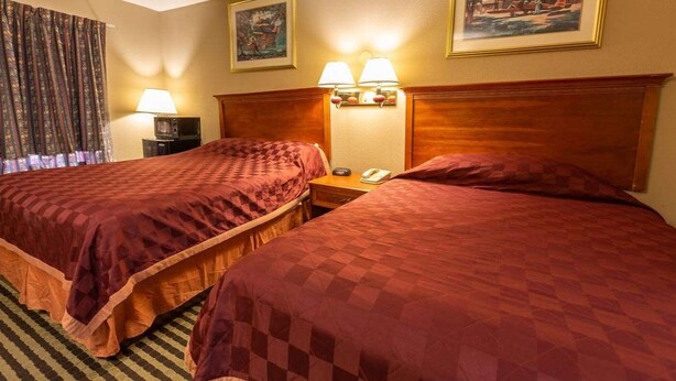 Tabla de planchar con plancha, wifi gratis, despertador y ropa de cama