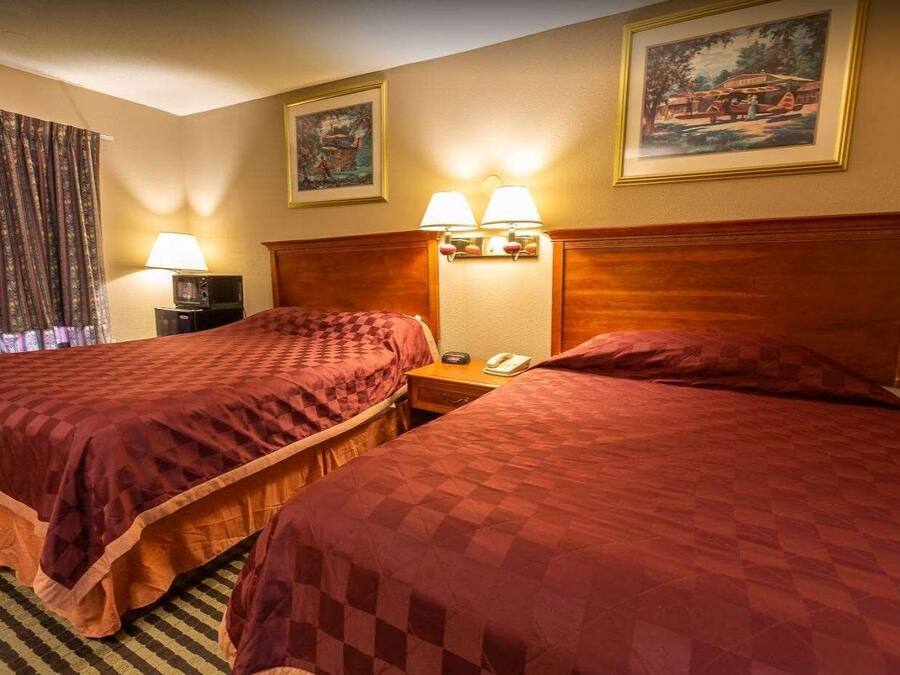 BĂŒgeleisen/BĂŒgelbrett, kostenloses WLAN, BettwĂ€sche, Wecker