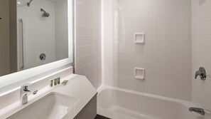 Bañera con ducha, artículos de tocador gratuitos, secador de pelo