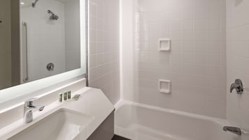 Ducha y bañera combinadas y artículos de higiene personal gratuitos