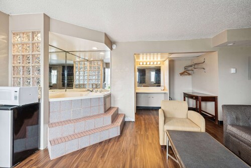 Super 8 by Wyndham Millbury/Toledo