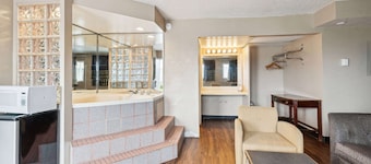 Super 8 by Wyndham Millbury/Toledo