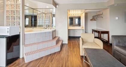 Super 8 by Wyndham Millbury/Toledo