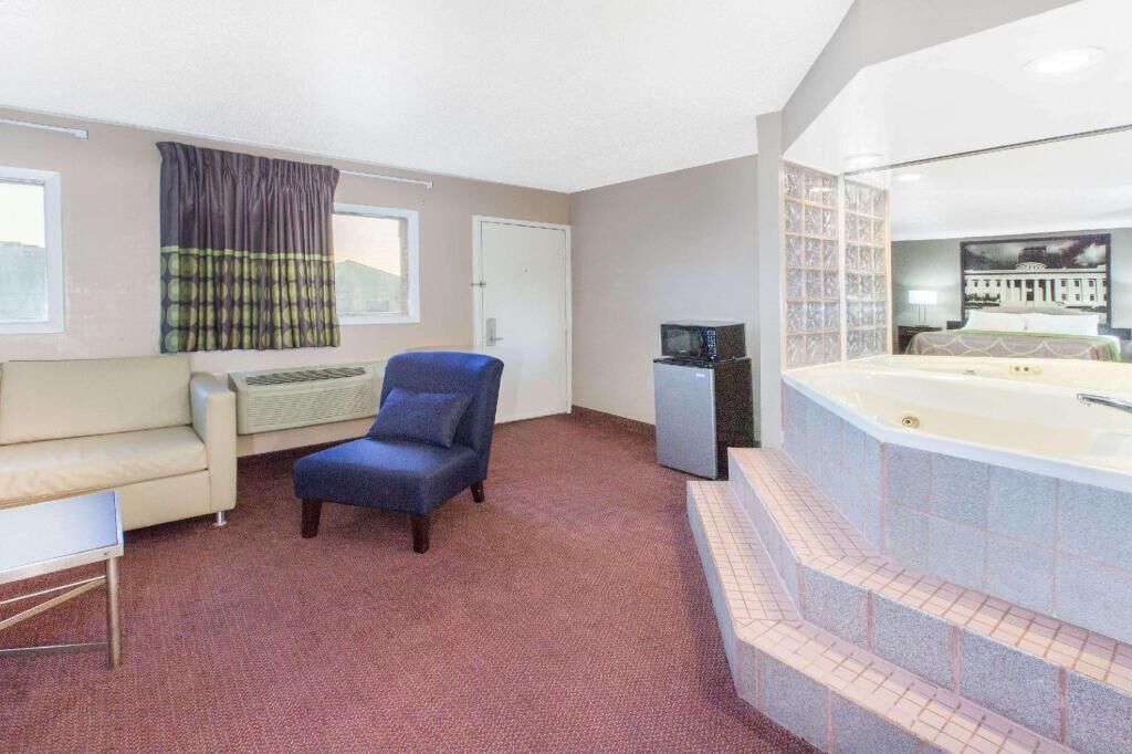 Living area | 32-inch plasma TV with satellite channels, TV