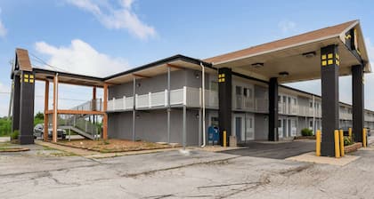 Super 8 by Wyndham Millbury/Toledo