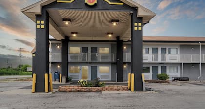 Super 8 by Wyndham Millbury/Toledo