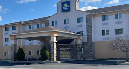 Days Inn & Suites by Wyndham Manheim Lebanon