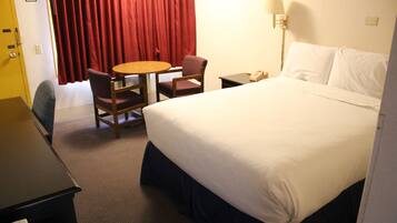 Quarto standard, 1 cama Queen, para não fumantes | Wi-Fi de cortesia, roupa de cama