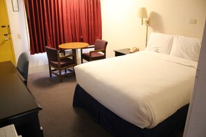 Quarto standard, 1 cama Queen, para não fumantes | Wi-Fi de cortesia, roupa de cama