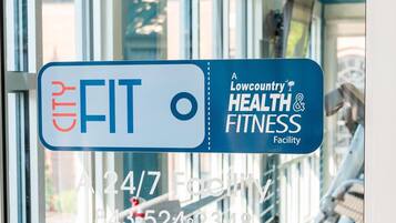 Señal para un centro de salud y acondicionamiento físico Lowcountry, con acceso 24/7 y número de contacto.