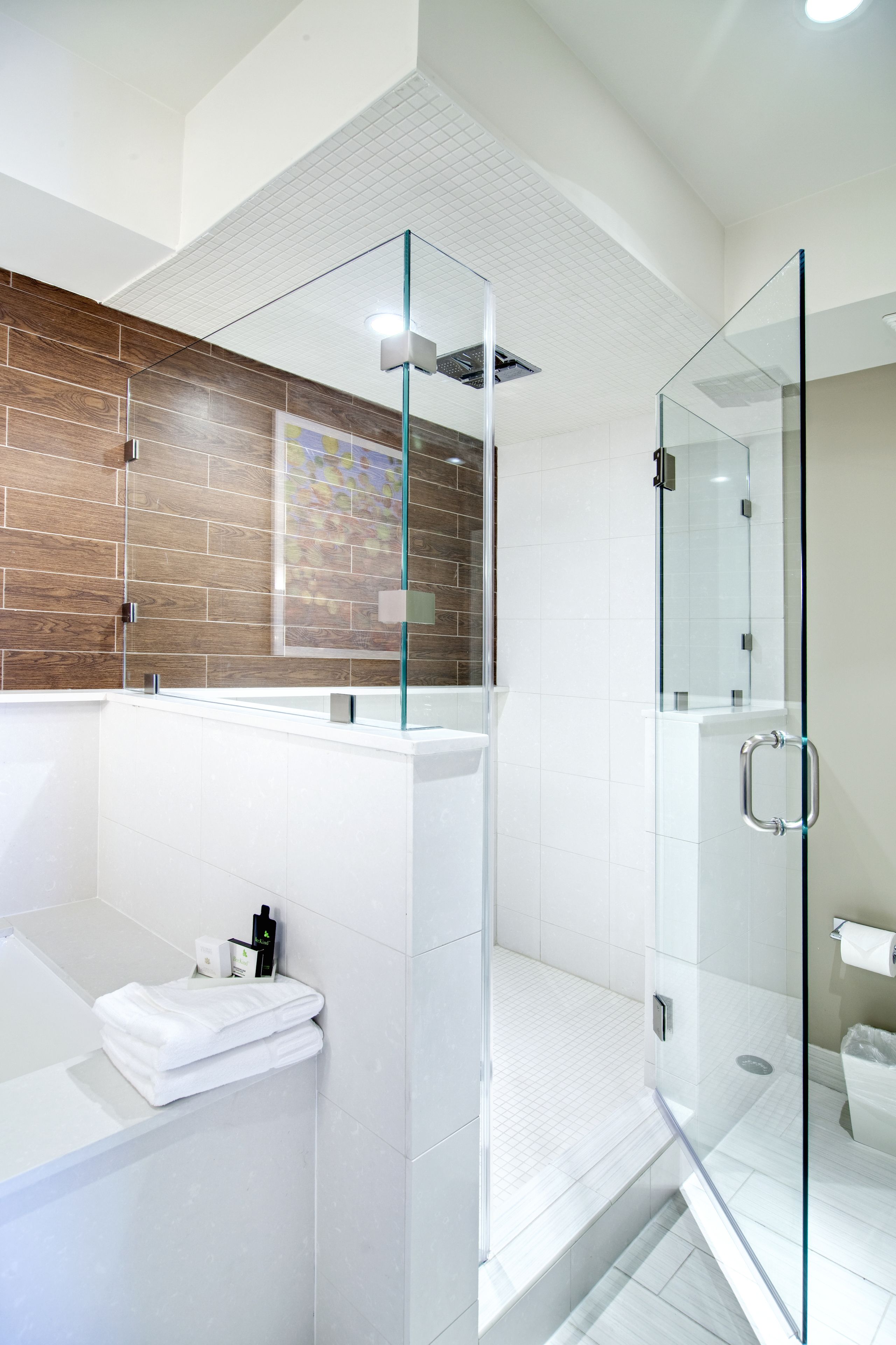 Separate tub and shower, deep soaking tub, rainfall showerhead