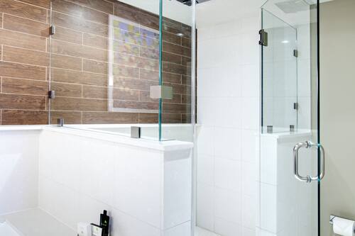 Separate bathtub and shower, deep-soaking bathtub, rainfall showerhead