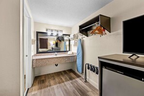 Standard Room, 1 King Bed, Non Smoking | Desk, iron/ironing board, free WiFi, bed sheets