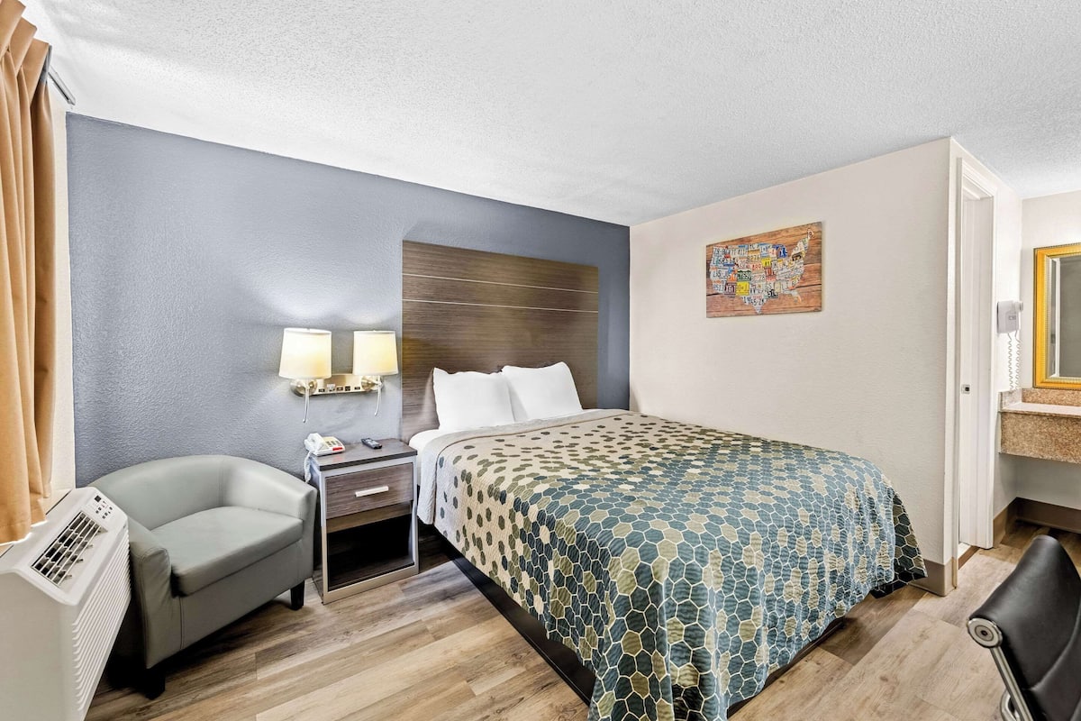 Standard Room, 1 Queen Bed, Non Smoking | Desk, iron/ironing board, free WiFi, bed sheets
