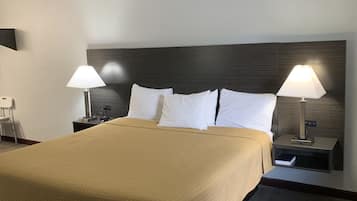 Escritorio, espacio para trabajar con laptop y cortinas blackout