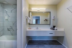 Habitación, 1 cama King size, para no fumadores | Baño | Amenidades de baño gratuitas y toallas 