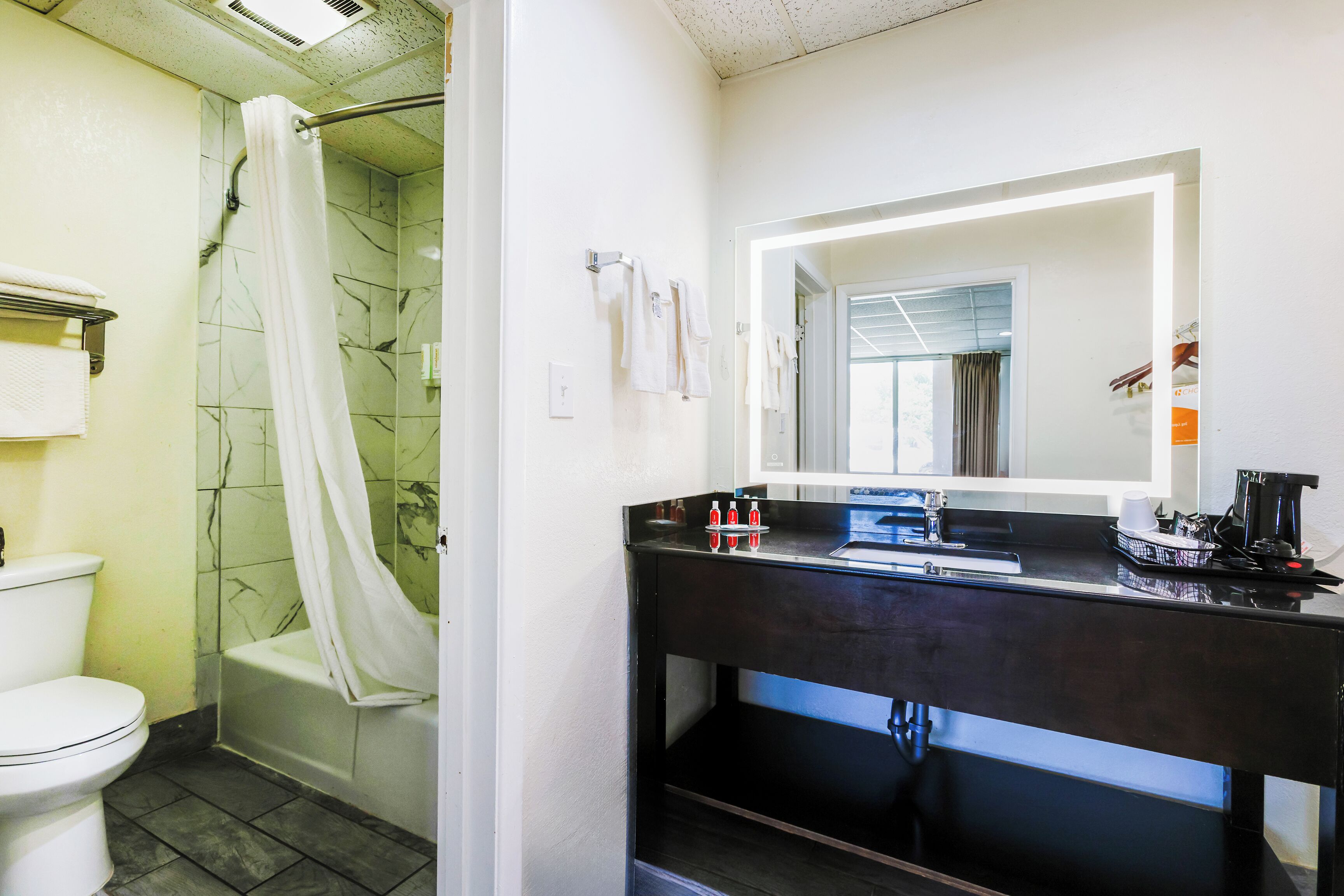 Habitación, 2 camas matrimoniales, para no fumadores | Baño | Amenidades de baño gratuitas y toallas 