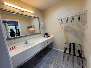 Chambre, 1 trĂšs grand lit, non-fumeur | Salle de bain | Articles de toilette (gratuits), serviettes fournies