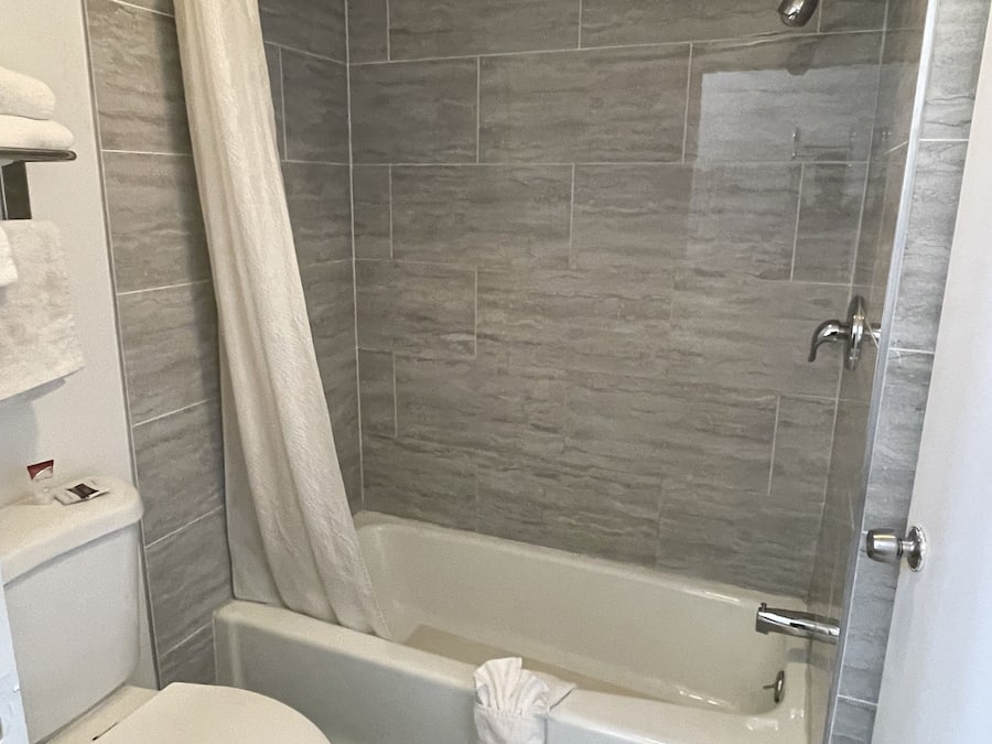 Articles de toilette gratuits, sĂšche-cheveux, serviettes fournies, savon