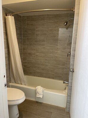 Produtos de toalete grátis, secador de cabelo, toalhas de banho 