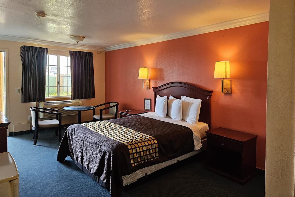 Iron/ironing board, free WiFi, bed sheets, alarm clocks