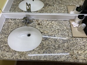 Habitación básica doble | Baño | Artículos de higiene personal gratuitos, secador de pelo y toallas