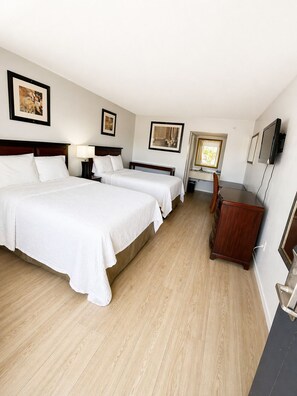 Rom, 2 queensize-senger | Skrivebord, blendingsgardiner, lydisolert og strykejern/-brett