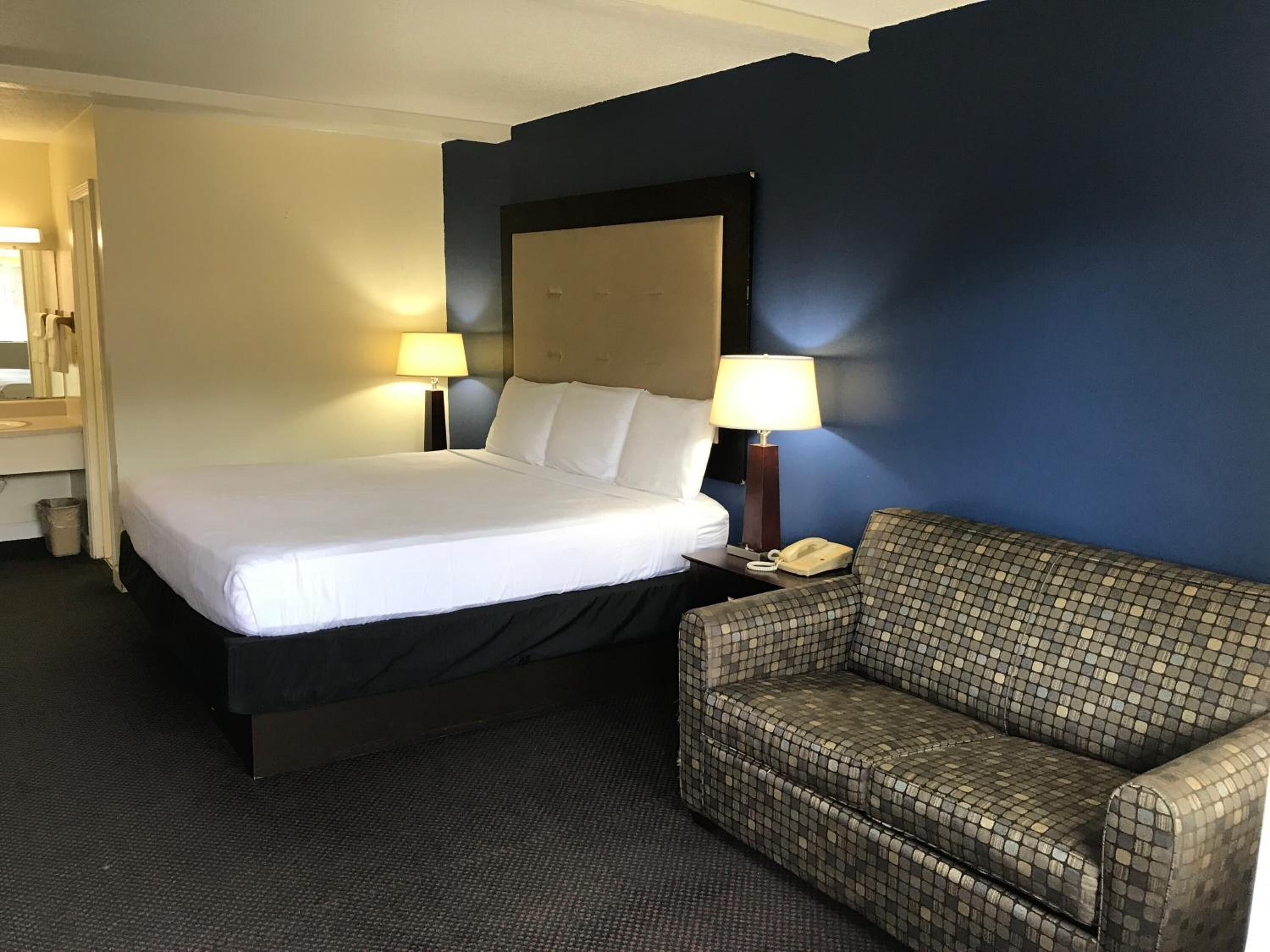 Työpöytä, pimennysverhot, ilmainen Wi-Fi, vuodevaatteet