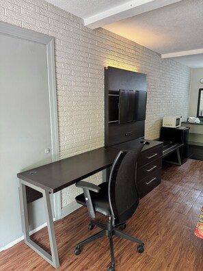 Habitación económica | Escritorio, cortinas blackout, wifi gratis y ropa de cama 